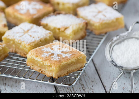 Zitrone Quadrate mit Puderzucker. Stockfoto