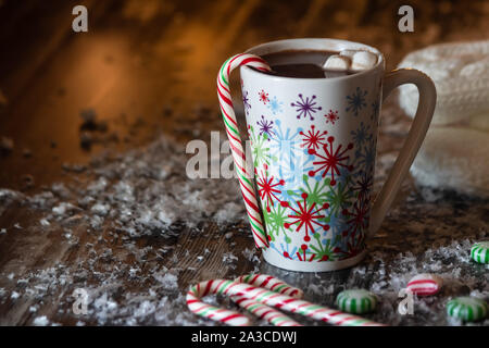 Becher mit heißer Schokolade und Zuckerstangen. Stockfoto