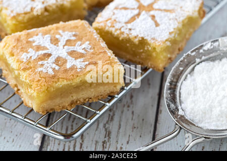 Zitrone Quadrate mit Puderzucker. Stockfoto