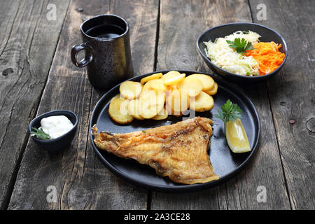 Fisch und Pommes und Salat. Abendessen Stockfoto