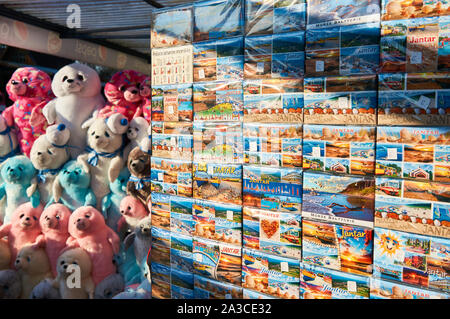 Souvenirladen mit Plüsch-Kuscheltieren und Kühlschrankmagneten, Jantar, Polen Stockfoto