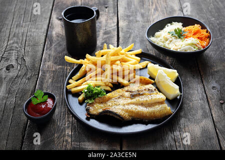 Fisch und Pommes und Salat. Abendessen Stockfoto