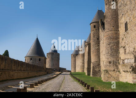 Mauern der Zitadelle, Carcassonne, Frankreich, La Cite ist die mittelalterliche Zitadelle, eine gut erhaltene Stadtmauer und eines der beliebtesten touristischen destinati Stockfoto