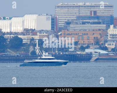 Sheerness, Kent, Großbritannien. 7. Oktober, 2019. Super Yacht 'Flying Manta" gesehen, die die Themse von Sheerness in Kent zur Mittagszeit. Sie ist eine der kleinsten Superyachten mit voller Hubschrauberlandeplatz Fähigkeiten - Der Hubschrauber wurde auf den Stern auf der Themse am 1. Oktober aber nicht auf dem Weg zurück nach unten gesehen. Credit: James Bell/Alamy leben Nachrichten Stockfoto