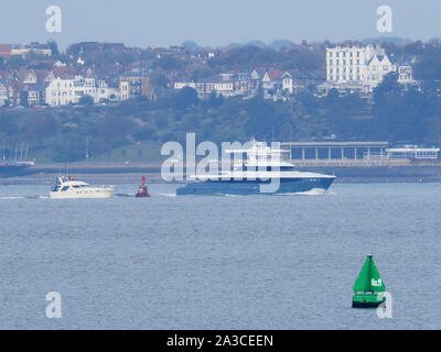 Sheerness, Kent, Großbritannien. 7. Oktober, 2019. Super Yacht 'Flying Manta" gesehen, die die Themse von Sheerness in Kent zur Mittagszeit. Sie ist eine der kleinsten Superyachten mit voller Hubschrauberlandeplatz Fähigkeiten - Der Hubschrauber wurde auf den Stern auf der Themse am 1. Oktober aber nicht auf dem Weg zurück nach unten gesehen. Credit: James Bell/Alamy leben Nachrichten Stockfoto