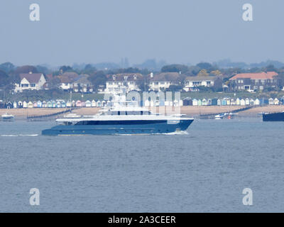 Sheerness, Kent, Großbritannien. 7. Oktober, 2019. Super Yacht 'Flying Manta" gesehen, die die Themse von Sheerness in Kent zur Mittagszeit. Sie ist eine der kleinsten Superyachten mit voller Hubschrauberlandeplatz Fähigkeiten - Der Hubschrauber wurde auf den Stern auf der Themse am 1. Oktober aber nicht auf dem Weg zurück nach unten gesehen. Credit: James Bell/Alamy leben Nachrichten Stockfoto