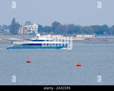 Sheerness, Kent, Großbritannien. 7. Oktober, 2019. Super Yacht 'Flying Manta" gesehen, die die Themse von Sheerness in Kent zur Mittagszeit. Sie ist eine der kleinsten Superyachten mit voller Hubschrauberlandeplatz Fähigkeiten - Der Hubschrauber wurde auf den Stern auf der Themse am 1. Oktober aber nicht auf dem Weg zurück nach unten gesehen. Credit: James Bell/Alamy leben Nachrichten Stockfoto