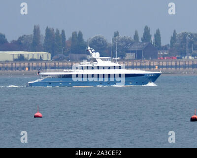 Sheerness, Kent, Großbritannien. 7. Oktober, 2019. Super Yacht 'Flying Manta" gesehen, die die Themse von Sheerness in Kent zur Mittagszeit. Sie ist eine der kleinsten Superyachten mit voller Hubschrauberlandeplatz Fähigkeiten - Der Hubschrauber wurde auf den Stern auf der Themse am 1. Oktober aber nicht auf dem Weg zurück nach unten gesehen. Credit: James Bell/Alamy leben Nachrichten Stockfoto