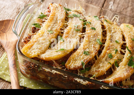 Süße Kochbanane Lasagne close-up in einer Auflaufform auf einem Tisch. Horizontale Stockfoto