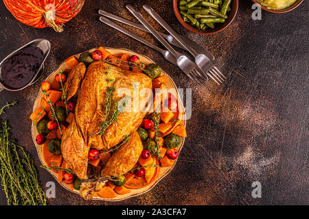 Gebratener Truthahn/Huhn mit Gemüse serviert, Ansicht von oben, selektive konzentrieren. Stockfoto