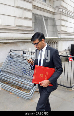 Rishi Sunak MP (Chief Secretary, Schatzamt) in Whitehall, Oktober 2019 Stockfoto