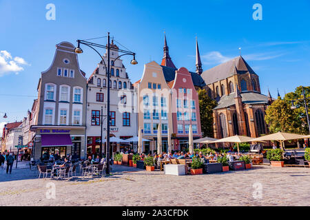 Rostock Rathaus, Am Neuen Markt hat das Zentrum der Stadt für viele Jahre gewesen. Es wird von der neoklassischen und barocken Häusern umgeben. Rostock, G Stockfoto