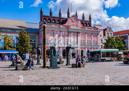 Der neue Markt hat das Zentrum der Stadt für viele Jahre gewesen. Es wird von der neoklassischen und barocken Stil Häuser, die dieser Brunnen machen ein Inter umgeben Stockfoto