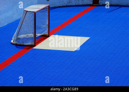 Hockey net auf blauem synthetischen Eisbahn Stockfoto