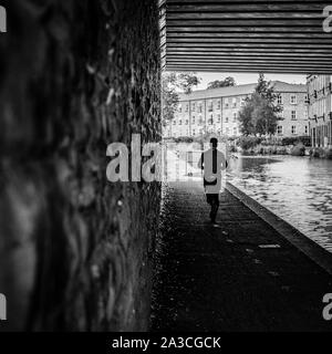 Auf dem Leeds Liverpool Canal, in der Nähe von Bingley, West Yorkshire, UK Stockfoto