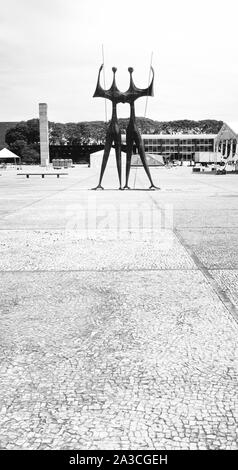 Foto der Skulptur 'Os Candangos' oder 'Dois Guerreiros" auf dem Platz der drei Mächte in der Stadt Brasilia entfernt. Stockfoto