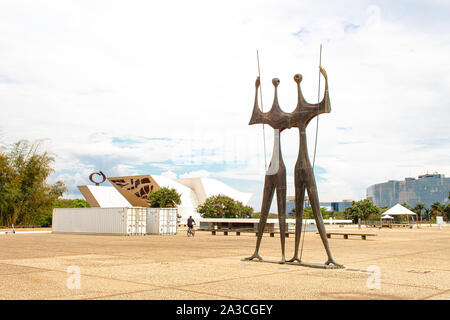 Foto der Skulptur 'Os Candangos' oder 'Dois Guerreiros" auf dem Platz der drei Mächte in der Stadt Brasilia entfernt. Stockfoto