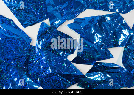 Foto Hintergrund von geschnittenen blauen Folie Stücke auf weißem Hintergrund. Stockfoto