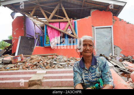 Indonesien Lombok Tibuborok alte Frau vor ihr beschädigten Hauses 21-08-2018 foto Jaco Klamer Stockfoto