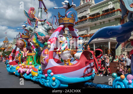 Orlando, Florida. September 23, 2019. Daisy Duck - Festival des Fantasy Parade bei Magic Kigndom Stockfoto