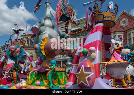 Orlando, Florida. September 23, 2019. Daisy Duck - Festival des Fantasy Parade bei Magic Kigndom Stockfoto