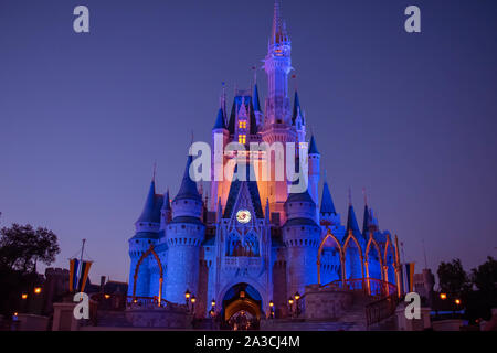 Orlando, Florida. September 23, 2019. Beleuchtete Cinderella Castle im Magic Kigndom Stockfoto