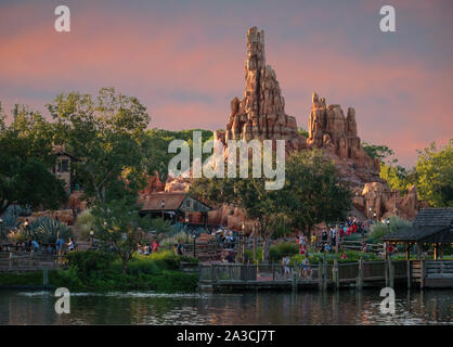 Orlando, Florida. September 23, 2019. Panoramablick auf Big Thunder Mountain Railroad im Magic Kigndom Stockfoto