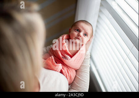 Oben Ansicht von Mutter Holding neugeborenen Tochter oben Fenster Stockfoto