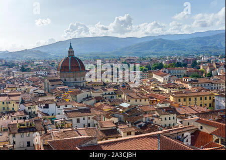 Luftaufnahme von Pistoia Stadt gewölbte basillica della Madonna dell angezeigt "umilita vom Glockenturm der Kathedrale, Toskana Italien Stockfoto