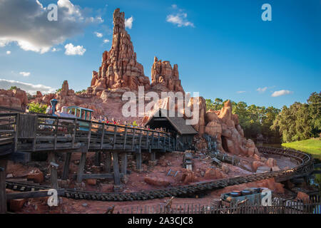 Orlando, Florida. September 23, 2019. Leute genießen Big Thunder Mountain Railroad im Magic Kigndom Stockfoto