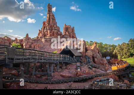 Orlando, Florida. September 23, 2019. Leute genießen Big Thunder Mountain Railroad im Magic Kigndom Stockfoto