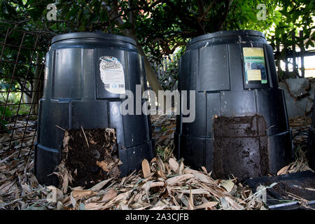 Zwei Wurmkompostierung Ausgabefächer (mischungsortierfächer mit Würmern) in einem vorstädtischen Garten, offener Vermicompost, Kompost zu zeigen, und Wurm Castings bereit für die Verwendung auf Garten Stockfoto