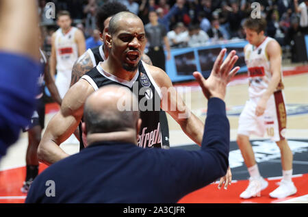 Das Glück der Vince Hunter, Virtus Bologna, während segafredo Segafredo Virtus Bologna Vs Umana Reyer Venezia, Bologna, Italien, 06 Okt 2019, Aalen Stockfoto