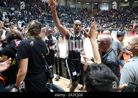 Das Glück der Vince Hunter, Virtus Bologna, während segafredo Segafredo Virtus Bologna Vs Umana Reyer Venezia, Bologna, Italien, 06 Okt 2019, Aalen Stockfoto