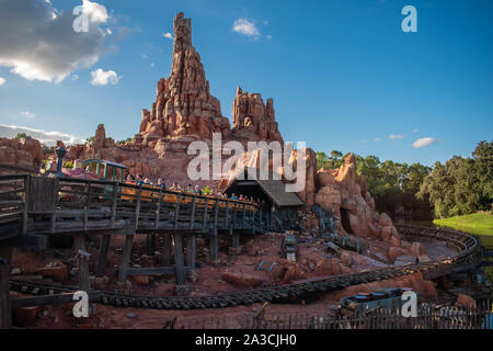 Orlando, Florida. September 23, 2019. Leute genießen Big Thunder Mountain Railroad im Magic Kigndom Stockfoto