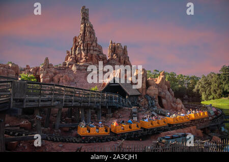 Orlando, Florida. September 23, 2019. Leute genießen Big Thunder Mountain Railroad im Magic Kigndom Stockfoto