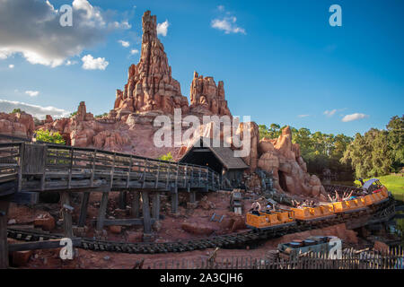 Orlando, Florida. September 23, 2019. Leute genießen Big Thunder Mountain Railroad im Magic Kigndom Stockfoto