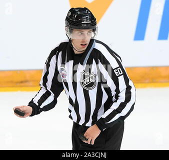 Prag, Tschechische Republik. 4. Okt, 2019. Schiedsrichter Libor Suchanek während des NHL Global Serie match Philadelphia Flyers vs Chicago Blackhawks in Prag, Tschechische Republik, Freitag, 4. Oktober 2019. Credit: Ondrej Deml/CTK Photo/Alamy leben Nachrichten Stockfoto