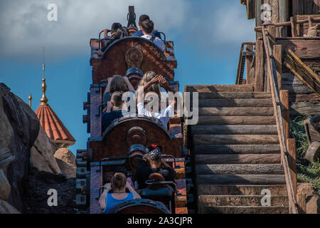 Orlando, Florida. September 23, 2019. Personen, die sieben Zwerge Grubenbahn Achterbahn im Magic Kigndom Stockfoto