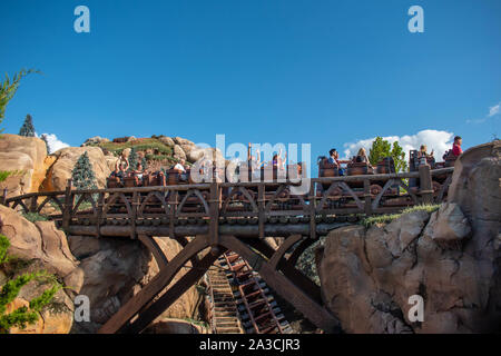 Orlando, Florida. September 23, 2019. Personen, die sieben Zwerge Grubenbahn Achterbahn im Magic Kigndom Stockfoto