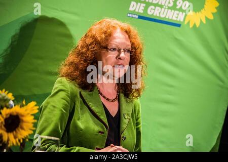 München, Bayern, Deutschland. 7 Okt, 2019. Ursprünglich gestartet als Protestpartei, die bayerischen Gruenen ihre 40 Jahre Geschichte in Bayern im gleichen Traditionsgaststaette, wo sie offiziell die Partei geerdet gefeiert. Wie der 2018 Wahlen, die Grünen sind nun die zweitstärkste Fraktion in Bayern mit Gewinne in ganz Deutschland. Im vergangenen Jahr hat auch große Erfolge für die Grünen, wie ihre International - Der gefeierte Ave die Bienen"-Initiative gesehen. Credit: Sachelle Babbar/ZUMA Draht/Alamy leben Nachrichten Stockfoto