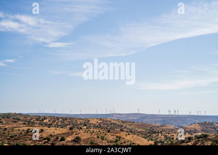 Windmühlen am Horizont in der hügeligen Region von Portugiesisch Spanisch Grenze Stockfoto