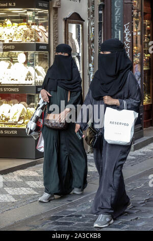 Zwei arabische Frauen kaufen in schwarzen Abayas Niqaab Kleidung versteckte Frauen Charles Street Prag Tschechische Republik Europa Frauen Luxus Shopping muslimische Frauen Stockfoto