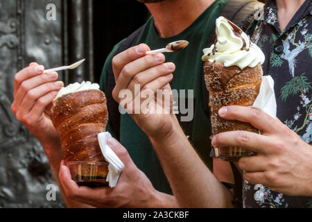 Trdelnik Prag Essen, Eiscreme Leute essen Kuchen Tschechische Republik Stockfoto