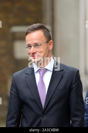 Ungarische Außenminister Péter Szijjártó (rechts) Gespräche in der Downing Street mit Brexit Schriftführer Steve Barclay. London, Großbritannien. 3. Okt, 2019. Stockfoto