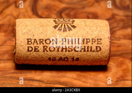 Baron Philippe de Rothschild Kork aus einer roten Flasche Wein Stockfoto