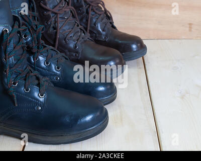 Schuhe aus Leder, Schwarz, Braun, platziert auf einem Holztisch. Stockfoto