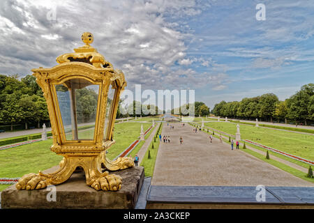 München, Deutschland. 6. August 2019. Golden Lantern und Blick auf den Park am Schloss Nymphenburg, München, Bayern, Deutschland. Stockfoto