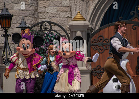 Orlando, Florida. September 25, 2019. Mickeys Royal Freundschaft Faire-Show auf Cinderella Schloss in Magic Kingdom Stockfoto