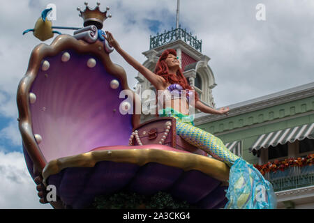 Orlando, Florida. September 25, 2019. Kleine Meerjungfrau in Disney Festival des Fantasy Parade bei Magic Kigndom Stockfoto